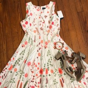 New floral swing dress with peephole detail! ❤️😍